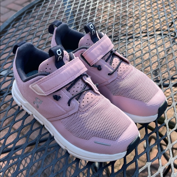 On Running Cloud Play Kids Athletic Shoes Size 13 Zephyr / White Girls Trainers - Picture 17 of 17